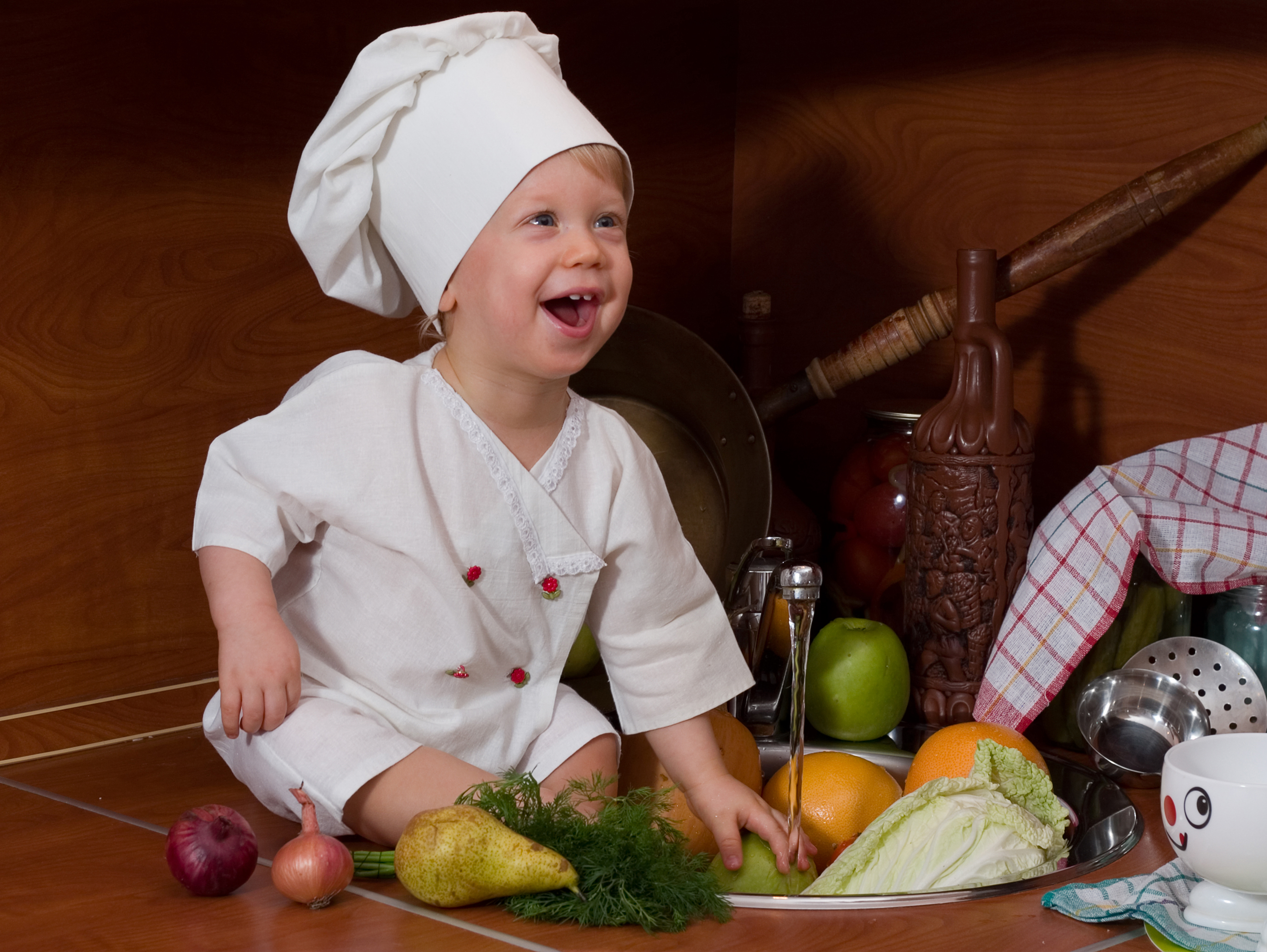 Приготовление еды детьми. Кухня для детей. Маленький повар. Повар фото для детей. Дети поварята.